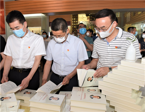 《习近平谈治国理政》第三卷中英文版在我省发行 首批已在新华书店上架