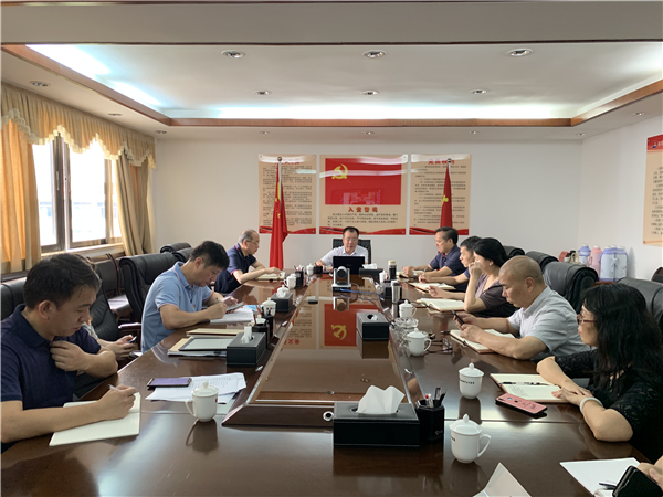 何强为福建新华发行集团党员干部上党课